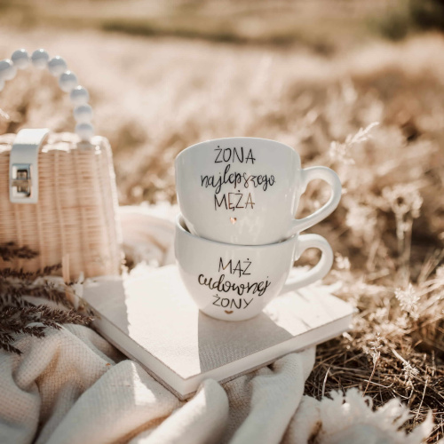 Zestaw 2 Białych Kubków Porcelanowych 500 ml - Napisy Mąż Cudownej Żony i Żona Najlepszego Męża z Motywem Złotego Serca na Walentynki dla Pary