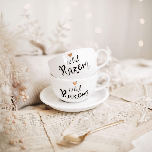Zestaw 2 białych filiżanek porcelanowych 250 ml ze spodkami - motyw złotego serca dla pary na rocznicę