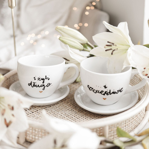 Zestaw 2 białych filiżanek porcelanowych 500 ml ze spodkami - napis i żyli długo i szczęśliwie ze złotym sercem na ślub dla nowożeńców