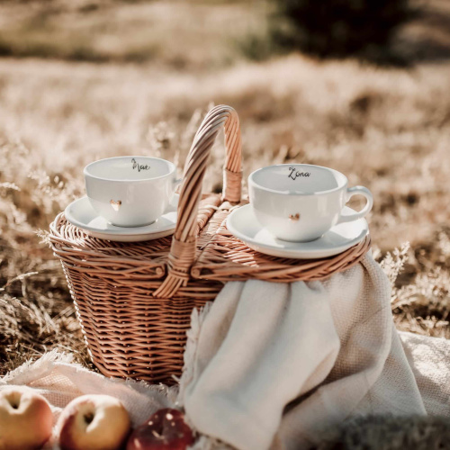 Zestaw 2 białych filiżanek porcelanowych ze spodkami 250 ml - napis mąż żona ze złotym sercem dla pary na rocznicę ślubu