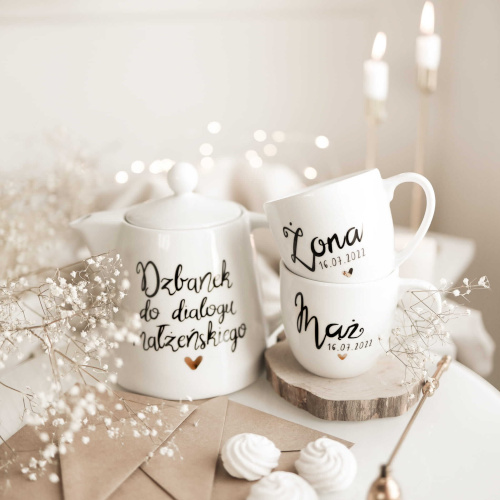 Zestaw Białych Naczyń Porcelanowych z Personalizacją 1 litra + 300 ml - Dzbanek do Dialogu Małżeńskiego i 2 Kubki Napisy Mąż i Żona z Datą oraz Motywem Złotego Serca na Każdą Okazję dla Nowożeńców