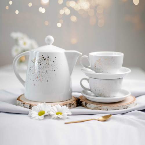 Zestaw biały dzbanek porcelanowy 1 litra i 2 filiżanki porcelanowe 250 ml ze spodkami - motyw nakrapiania złotem dla pary na rocznicę ślubu
