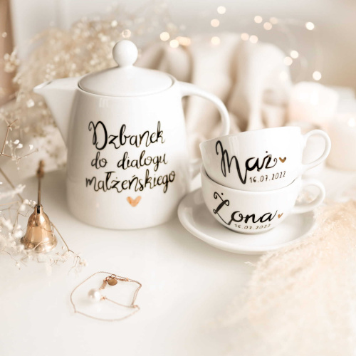 Zestaw białych naczyń porcelanowych - dzbanek 1 litr i 2 filiżanki 250 ml - motyw mąż żona z datą i złote serce na ślub dla pary młodej