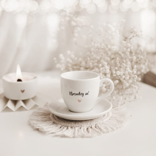 Biała filiżanka porcelanowa do espresso ze spodkiem 100 ml - napis uśmiechnij się ze złotym sercem dla przyjaciółki na urodziny