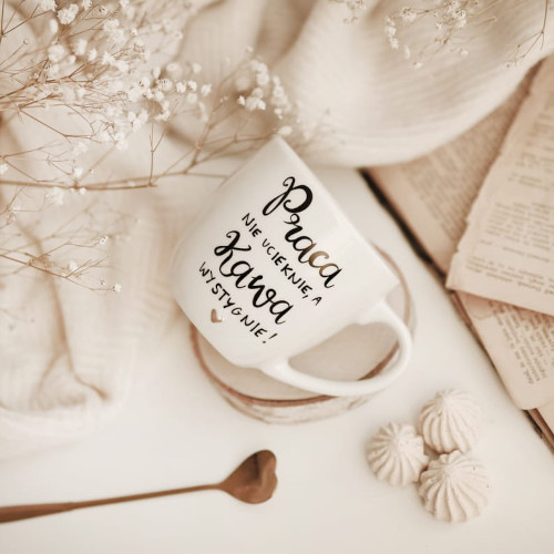 Biały Kubek Porcelanowy 300 ml - Motyw Złotego Serca i Napis Praca Nie Ucieknie Kawa Wystygnie dla Pracoholika na Dzień Pracy
