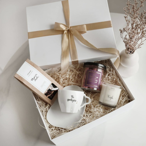 Personalizowany prezent urodzinowy dla kobiety – kiedy warto go wybrać? - Box upominkowy z personalizowanym elementem