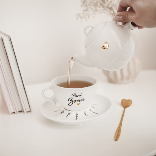 Biały zestaw porcelanowy z personalizacją - Imbryk i filiżanka ze spodkiem z imionami na zakończenie roku