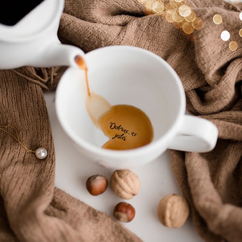 Kubki z napisem na dnie – zaskakująca wiadomość dla bliskich!